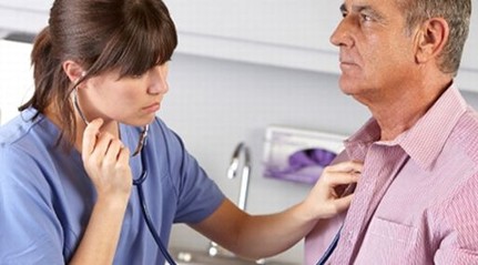 Hombre realizándose examen médico para licencia de conducir