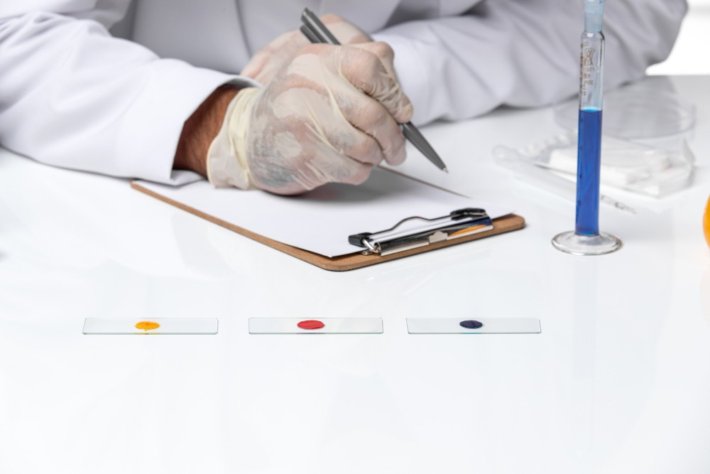 trabajador del laboratorio revisando los exámenes de frotis faríngeo