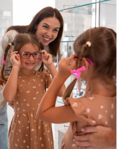 Niña con gafas nuevas