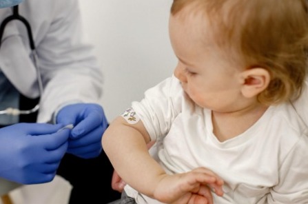Doctor vacuna bebé