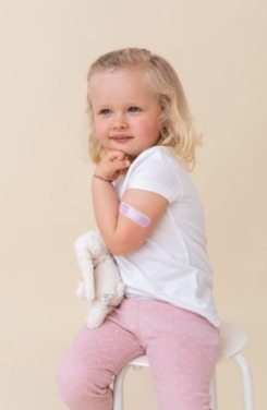 niña compartiendo su vacunación